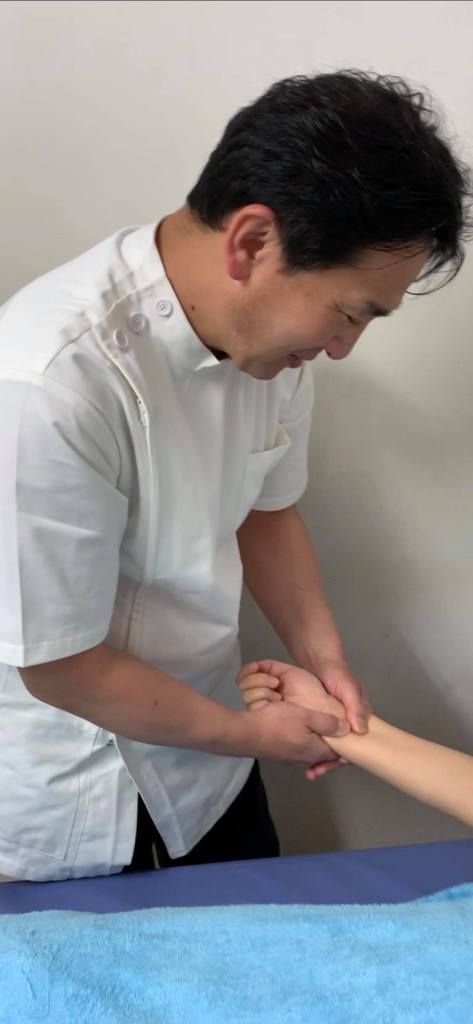 近藤先生の施術（手のリンパマッサージ）