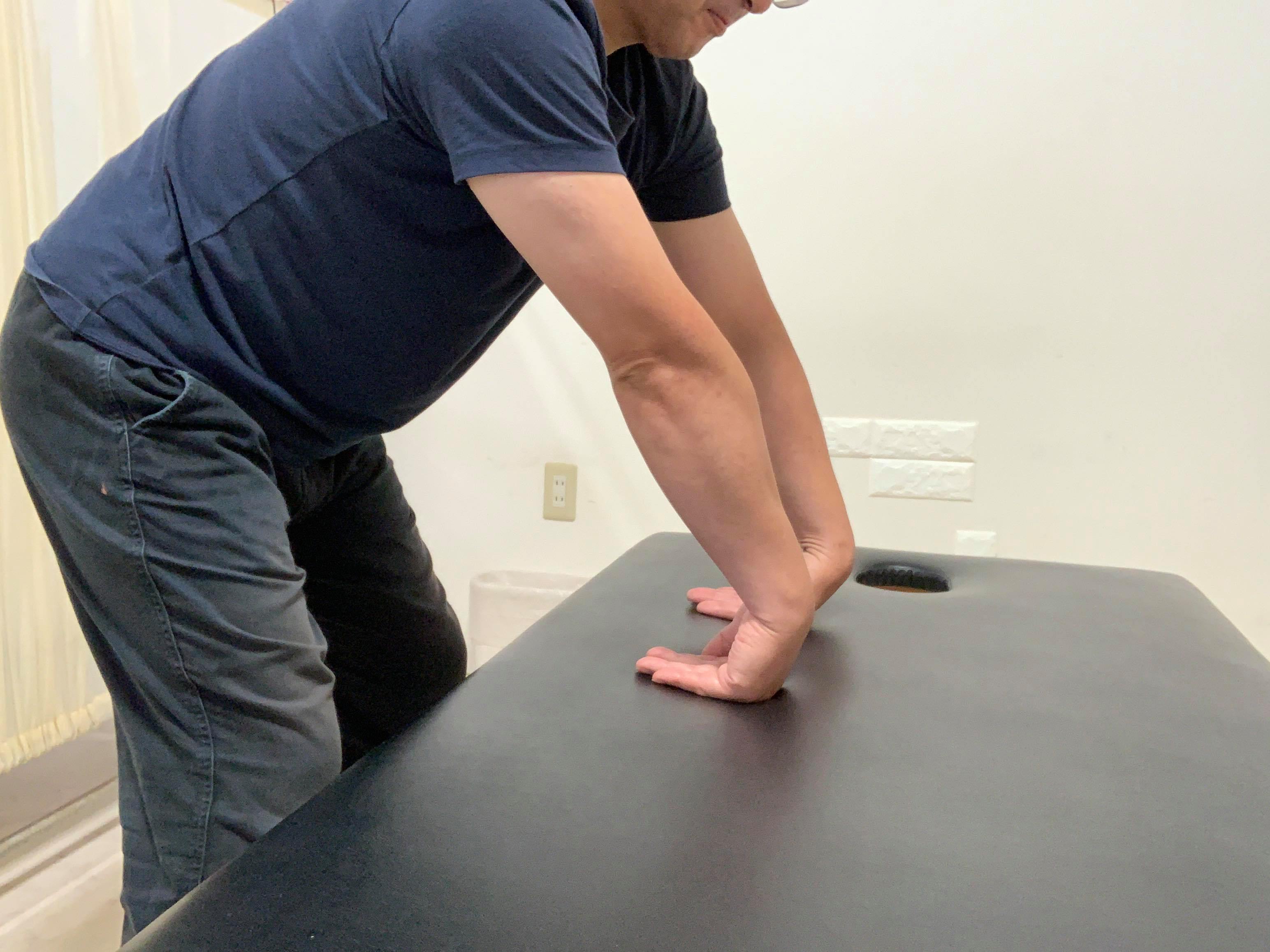 手首の手の甲側を伸ばすストレッチ