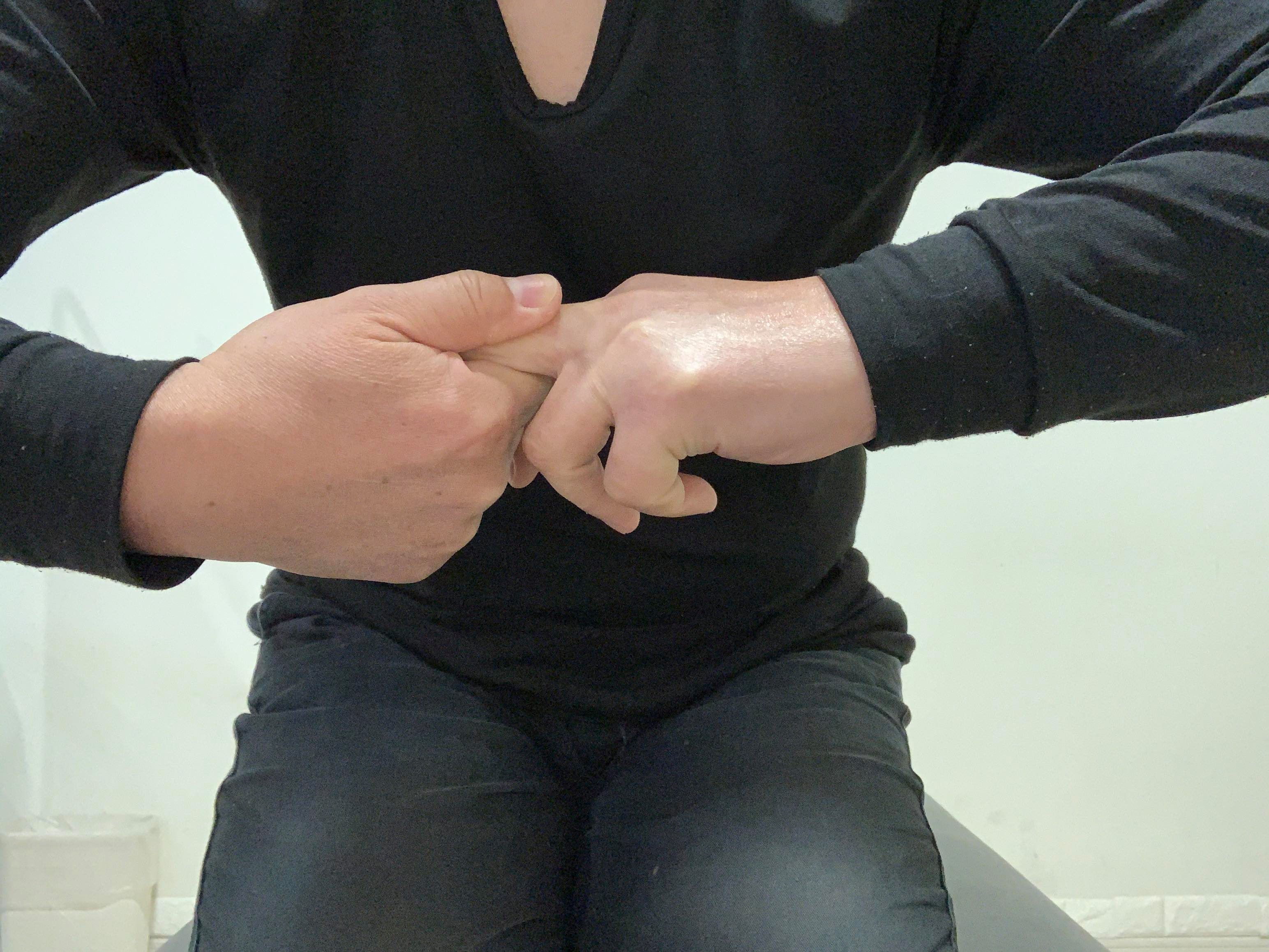 指のつまみストレッチ