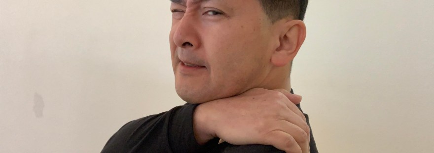 首から肩甲骨の痛み