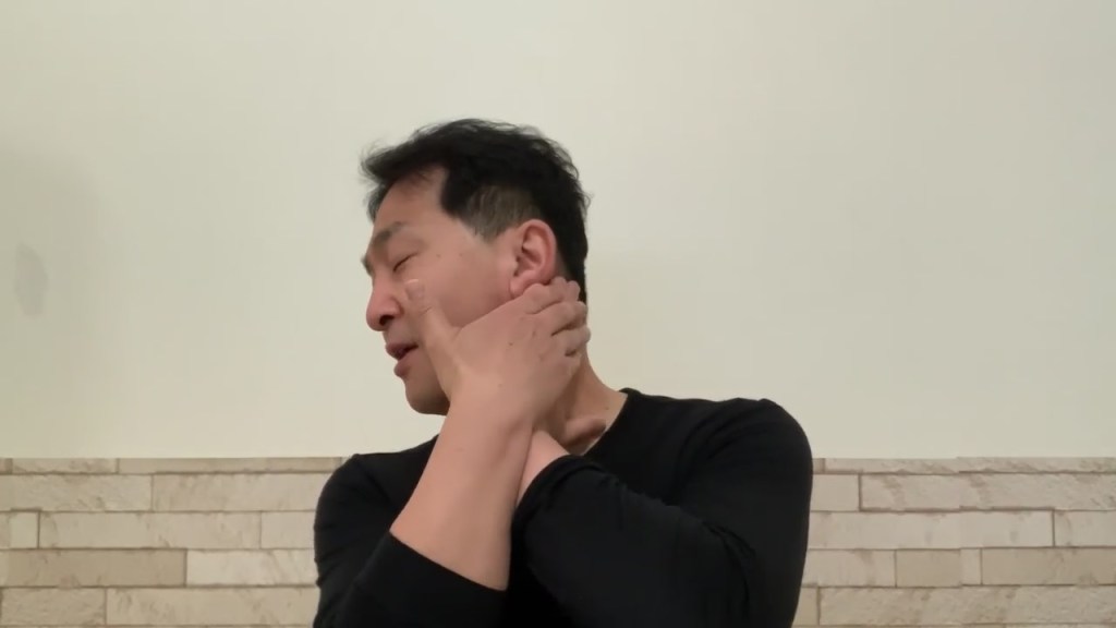 両手でリンパを流す